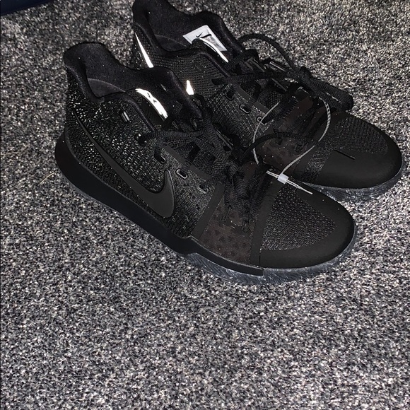 kyrie 3 triple black